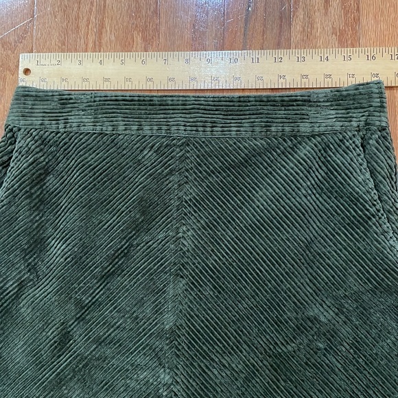 Talbots Women’s Dark Green Corduroy 100% Cotton Size 10 Skirt with Pockets - Picture 3 of 10